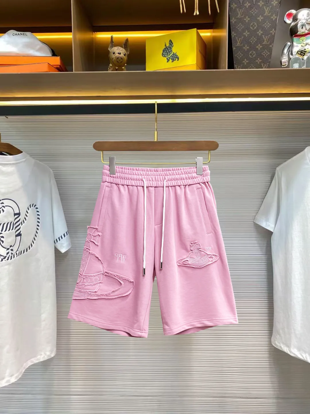 The Queen Mother's three-standard complete 2026 summer New Arrival men's casual shorts, advanced custom-made fabric Breathable fabric, Breathable elasticity and comfort, impeccable details, top-grade accessories, original logo design concept, delicate and soft feel! The upper body fit is awesome! Size: M-XXXL Please state your height and weight when ordering